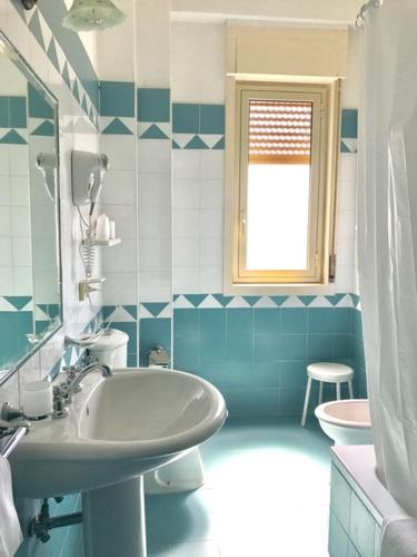 Ett badrum på Hotel Scala Greca