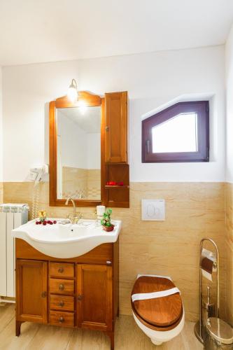 a bathroom with a sink and a mirror at Pensiunea Avy in Haţeg