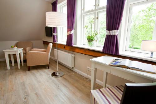 a room with a desk and a chair and windows at Fischerwiege am Passader See in Passade