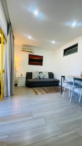 Apartamento Estúdio a 5 min a pé da praia, com terraço grande ao sol, no Rés-Chão