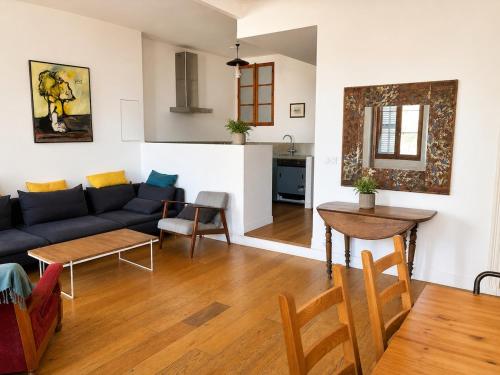 Rare bright 4-room apartment with terrace, air conditioning & private parking