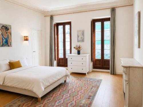 Rare bright 4-room apartment with terrace, air conditioning & private parking
