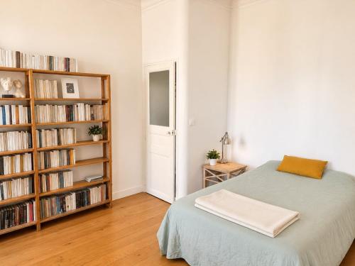 Rare bright 4-room apartment with terrace, air conditioning & private parking