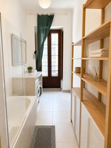 Rare bright 4-room apartment with terrace, air conditioning & private parking