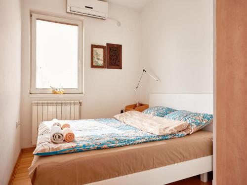 een slaapkamer met een bed en een raam bij Luxury Apartment Near City Center in Skopje