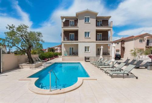 Apartments with Pool Fazana-Fazana (Region) 46860