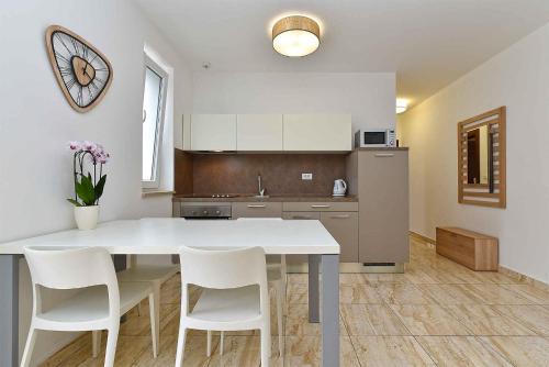 Apartments with Pool Fazana-Fazana (Region) 46860
