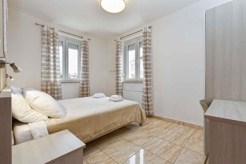 Apartments with Pool Fazana-Fazana (Region) 46860