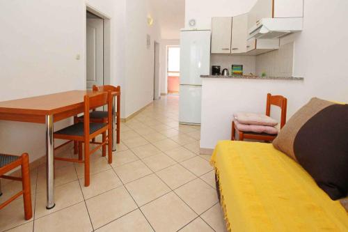 Apartment with A - C in Baska-Insel Krk 53680