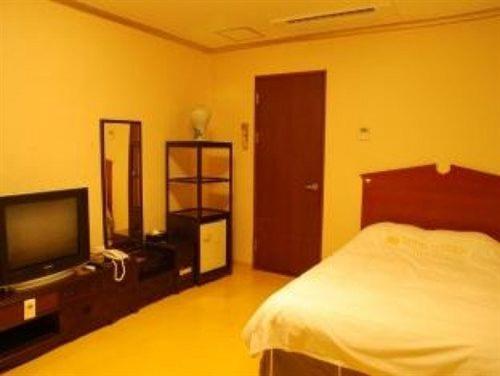 - une chambre avec un lit et une télévision à écran plat dans l'établissement Hotel The Palace Daegu, à Daegu