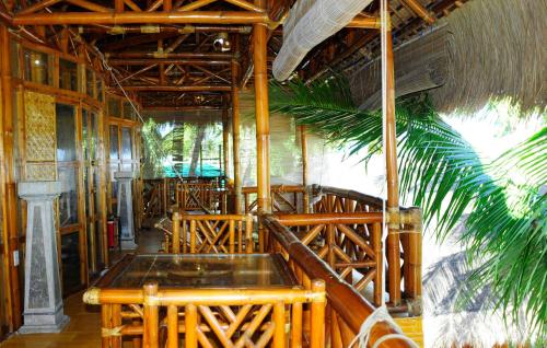 班塔延島的住宿－珊瑚藍東方海濱別墅套房酒店，相簿中的一張相片