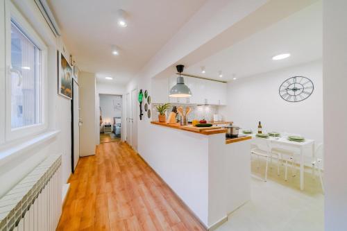 Peaceful Nest In City Center - Happy Rentals
