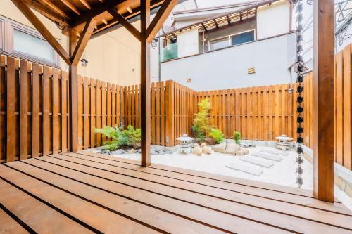 Yun Di , House with Private Garden, 2 minute walk from Hanazono cho Subway , 4 bedrooms , 2 upstairs , 2 downstairs , with 12 double beds, 4 bathrooms , 5 minute tram ride to Shinsaibashi , parking available nearby