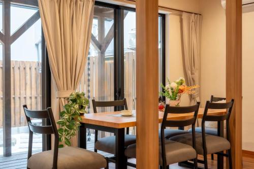 Yun Di , House with Private Garden, 2 minute walk from Hanazono cho Subway , 4 bedrooms , 2 upstairs , 2 downstairs , with 12 double beds, 4 bathrooms , 5 minute tram ride to Shinsaibashi , parking available nearby