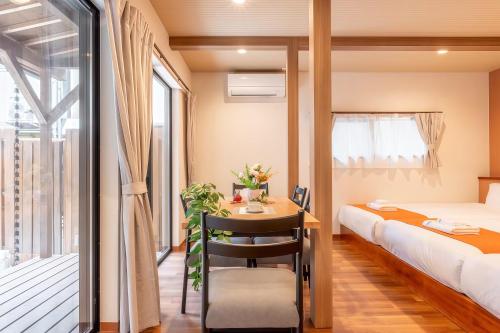 Yun Di , House with Private Garden, 2 minute walk from Hanazono cho Subway , 4 bedrooms , 2 upstairs , 2 downstairs , with 12 double beds, 4 bathrooms , 5 minute tram ride to Shinsaibashi , parking available nearby