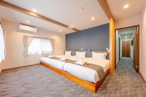 Yun Di , House with Private Garden, 2 minute walk from Hanazono cho Subway , 4 bedrooms , 2 upstairs , 2 downstairs , with 12 double beds, 4 bathrooms , 5 minute tram ride to Shinsaibashi , parking available nearby