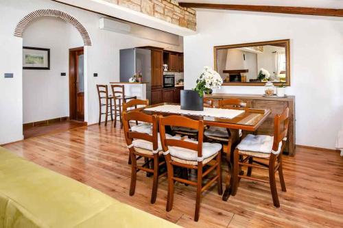 Holiday Home with Pool in Rovinj-Istrien 44575