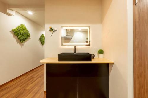 Yun Di , House with Private Garden, 2 minute walk from Hanazono cho Subway , 4 bedrooms , 2 upstairs , 2 downstairs , with 12 double beds, 4 bathrooms , 5 minute tram ride to Shinsaibashi , parking available nearby