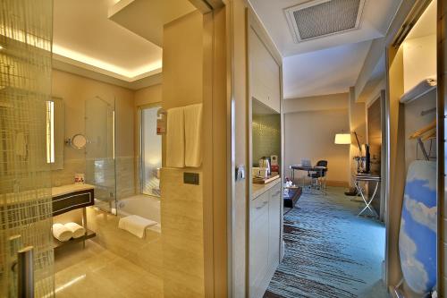 A bathroom at Ramada Iskenderun