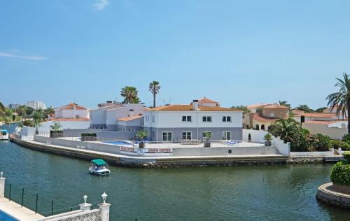 Villa canal Royale