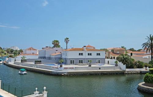Villa canal Royale