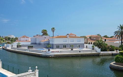 Villa canal Royale
