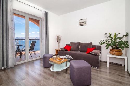 Seabreeze Apartments with Shared Jacuzzi