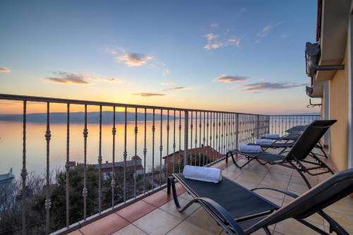 Seabreeze Apartments with Shared Jacuzzi