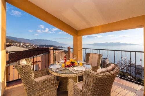 Seabreeze Apartments with Shared Jacuzzi
