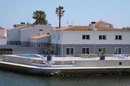 Villa Canal Blue