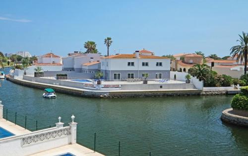 Villa Canal Blue