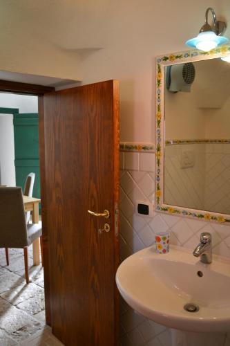 a bathroom with a sink and a mirror at B&B Masseria del Marchese in Castellana Grotte