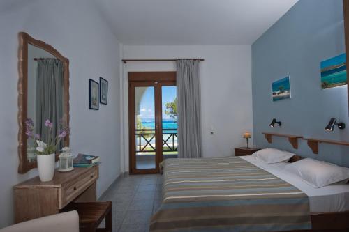 A bed or beds in a room at Kamares House Apartments & Studios