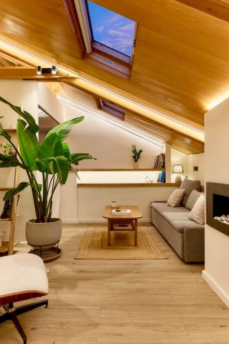 Oak and White Architects Loft Marina View