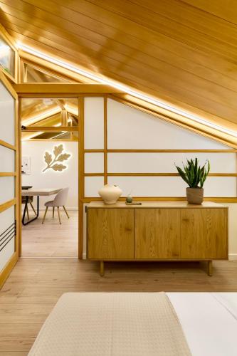 Oak and White Architects Loft Marina View