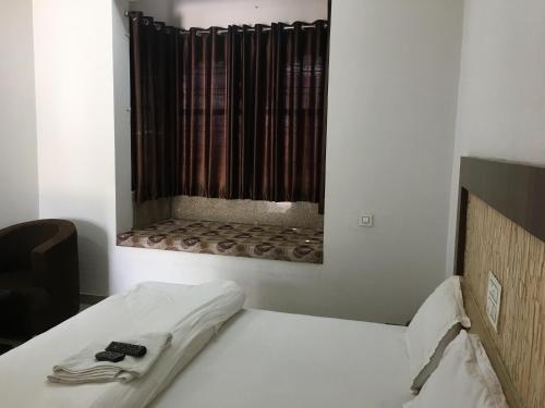 Roop Shree Hotelにあるベッド