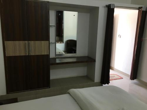 Roop Shree Hotelにあるベッド