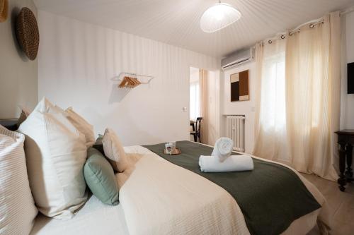 Jean-Médcin, quiet studio, train station 5 min away