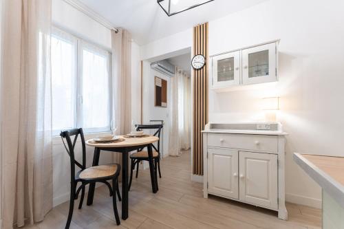 Jean-Médcin, quiet studio, train station 5 min away