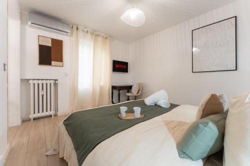 Jean-Médcin, quiet studio, train station 5 min away