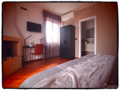 カヴァイオーン・ヴェロネーゼにあるB&B Susannaのベッドルーム1室(ベッド1台、デスク、椅子付)