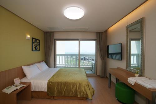 Gallery image of Jeju the Ocean Hill Pension in Seogwipo