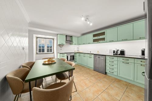 Elegant Townhouse - Terrace & Sea Views wAC