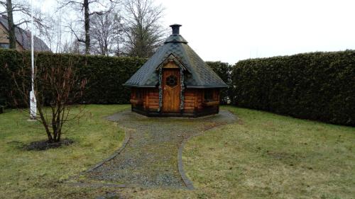 a small wooden bird house in a yard at Landpension Wendfeld in Sanitz