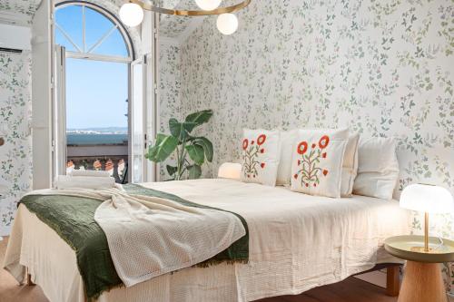Elegant Townhouse - Terrace & Sea Views wAC