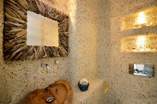 Ένα μπάνιο στο Villa Daedalus - Luxe Hilltop Escape with Infinity Pool, Jacuzzi & Panoramic Sea Views