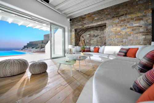 Χώρος καθιστικού στο Villa Daedalus - Luxe Hilltop Escape with Infinity Pool, Jacuzzi & Panoramic Sea Views