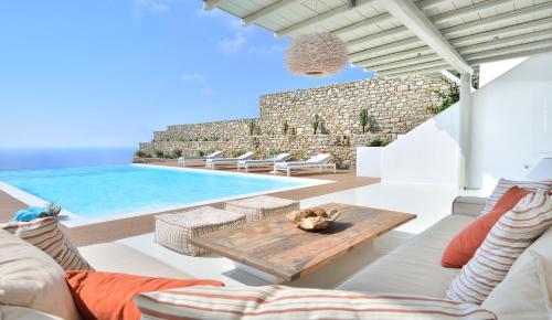 Πισίνα στο ή κοντά στο Villa Daedalus - Luxe Hilltop Escape with Infinity Pool, Jacuzzi & Panoramic Sea Views