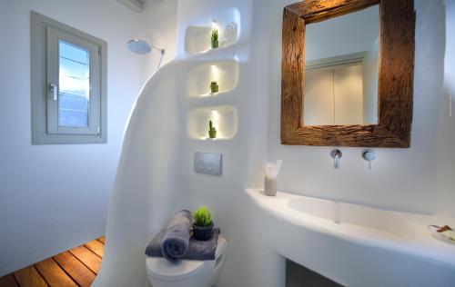 Ένα μπάνιο στο Villa Daedalus - Luxe Hilltop Escape with Infinity Pool, Jacuzzi & Panoramic Sea Views