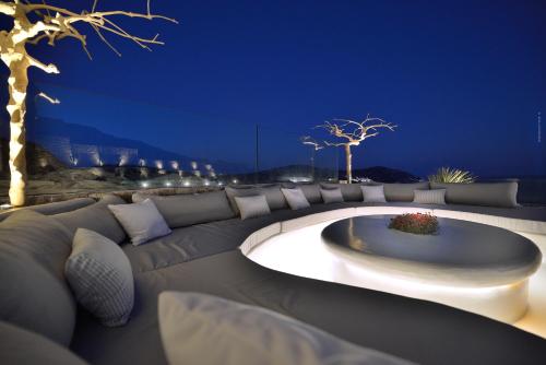 Χώρος καθιστικού στο Villa Daedalus - Luxe Hilltop Escape with Infinity Pool, Jacuzzi & Panoramic Sea Views